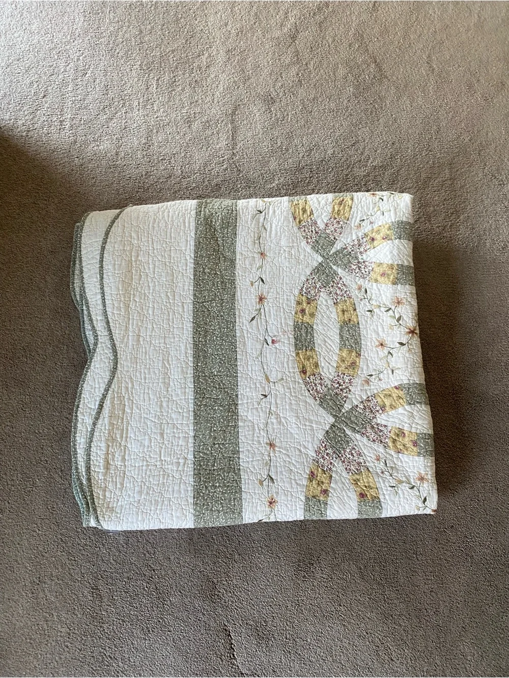 Vintage Classic Double Wedding Ring Quilted Bedspread in Cream and Green